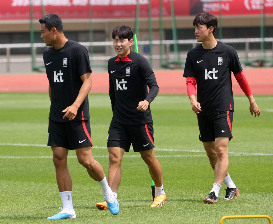 이강인(가운데)이 13일 부산 구덕운동장에서 한국 남자 축구대표팀 동료들과 훈련하고 있다. 연합뉴스