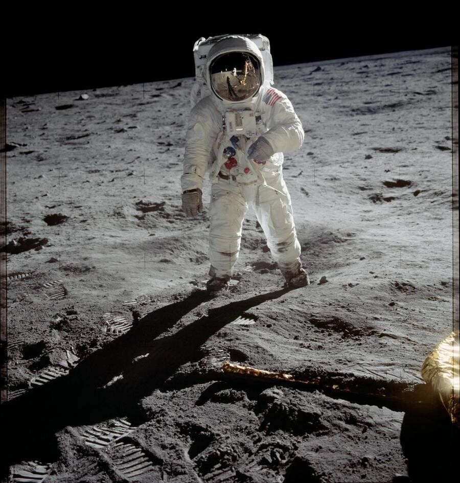 1969년 7월 미국의 아폴로 11호 우주비행사 버즈 올드린이 달 표면을 걷고 있다. 미국항공우주국(NASA) 누리집 갈무리