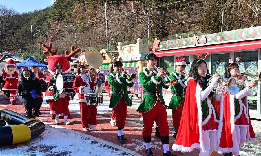 오는 16일부터 25일까지 경북 봉화군 분천산타마을에 핀란드 로바니에미에 사는 공인 산타클로스가 방문한다. 봉화군 제공