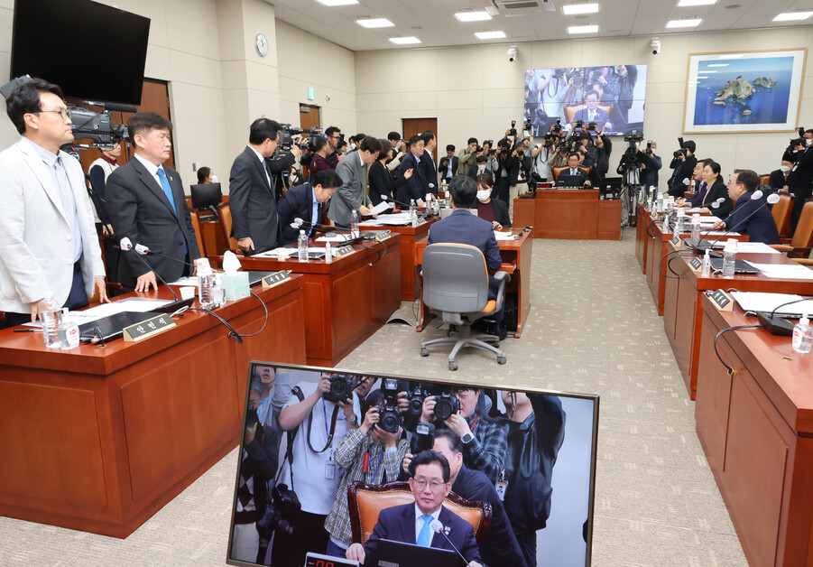 31일 국회 교육위원회에서 열린 정순신 자녀 학교폭력 진상조사 및 학교폭력 대책 수립을 위한 청문회에서 의원들이 청문회 일정 변경 안건 관련 자리에서 일어나 투표하고 있다. 연합뉴스