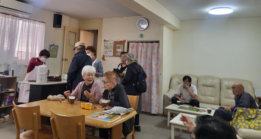 지난 2일 오전 도키와다이라 공동주택 단지에 있는 이키이키 살롱에서 입주민들이 이웃과 이야기를 나누고 있다. 이승욱 기자