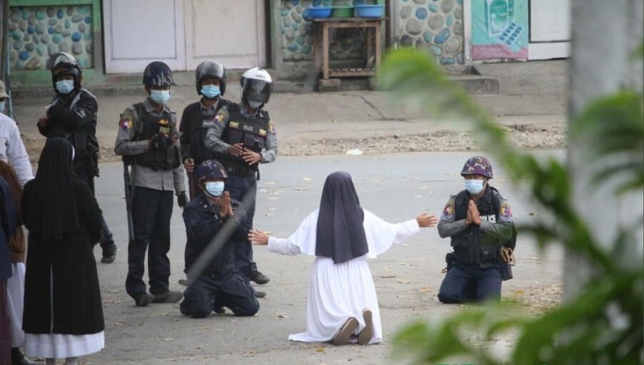 미얀마의 군인들 앞에서 한 수녀가 총을 쏘지 말것을 호소하고 있다.