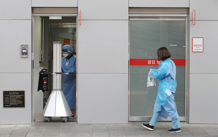 영국발 변이 코로나19 바이러스가 국내에서 확인되는 등 코로나19 확산이 계속되고 있는 28일 오후 경기도 고양시의 한 코로나19 거점병원에서 의료진이 음압병실로 향하고 있다. 연합뉴스