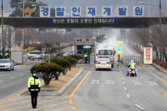 신종 코로나바이러스 감염증 발병지로 꼽힌 중국 후베이성 우한과 인근 지역에서 2차로 철수한 교민과 유학생을 태운 버스가 1일 오전 수용 시설인 충남 아산 경찰 인재개발원에 도착하고 있다. 연합뉴스