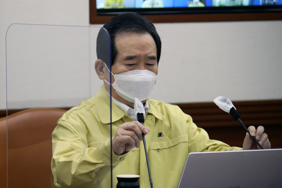 정세균 국무총리가 5일 오전 정부서울청사에서 열린 신종 코로나바이러스 감염증(코로나19) 대응 중앙재난안전대책본부(중대본) 회의를 주재하기 전 마이크를 조정하고 있다. 연합뉴스 정세균 국무총리가 5일 오전 정부서울청사에서 열린 신종 코로나바이러스 감염증(코로나19) 대응 중앙재난안전대책본부(중대본) 회의를 주재하기 전 마이크를 조정하고 있다. 연합뉴스