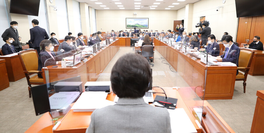 지난 8일 국회 환경노동위원회 전체회의 모습. 연합뉴스