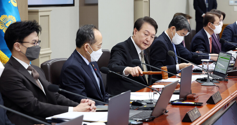 윤석열 대통령이 27일 서울 용산 대통령실 청사에서 열린 국무회의에서 개회 선언을 하고 있다. 왼쪽 끝은 한동훈 법무부 장관. 연합뉴스