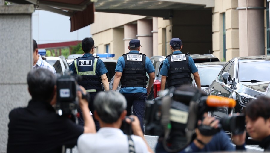 4일 오전 대전 대덕구 한 고등학교에서 괴한이 40대 교사를 흉기로 찌르고 도주하는 사건이 발생했다. 사진은 해당 고등학교에 경찰과 기자들이 몰려있는 모습. 연합뉴스