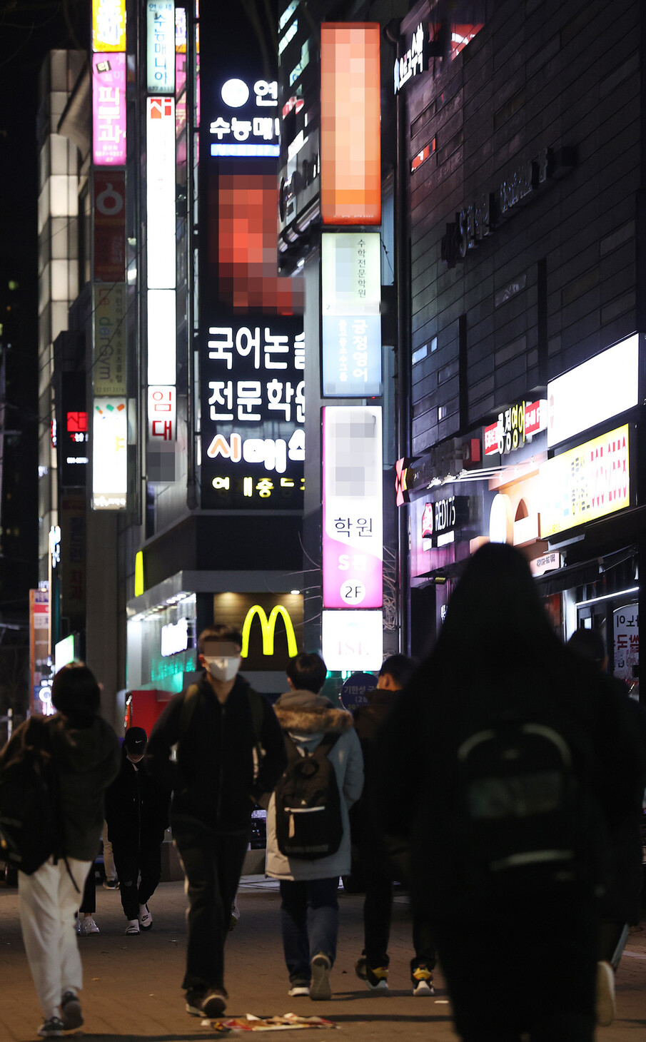 수도권의 사회적 거리두기가 2단계로 완화돼 학원에 대한 영업시간 제한이 풀린 지난 15일 밤 서울 강남구 대치동에 있는 학원 간판에 불이 켜져 있다. 연합뉴스