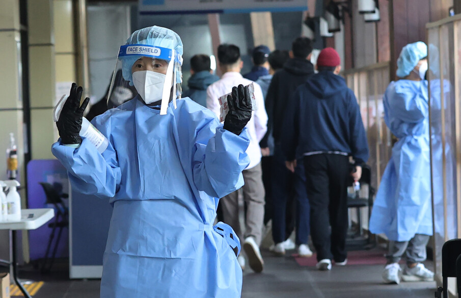 지난달 31일 오전 서울 송파구 보건소 선별진료소 앞에서 시민들이 코로나19 선별 검사를 받기 위해 대기하고 있다. 연합뉴스