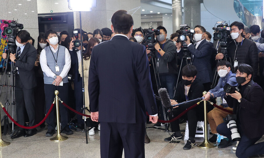 윤석열 대통령이 서울 용산 대통령실로 출근하며 기자들과 약식회견을 하고 있다. 공동취재사진