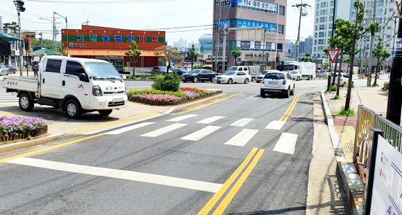 충남 서산에서 등굣길에 횡단보도를 건너던 초등학생이 음주 상태의 60대 남성이 몰던 스포츠실용차에 치여 숨지는 사고가 발생했다. 사진은 어린이 사망 교통사고가 난 서산경찰서 네거리 횡단보도. 연합뉴스 충남 서산에서 등굣길에 횡단보도를 건너던 초등학생이 음주 상태의 60대 남성이 몰던 스포츠실용차에 치여 숨지는 사고가 발생했다. 사진은 어린이 사망 교통사고가 난 서산경찰서 네거리 횡단보도. 연합뉴스