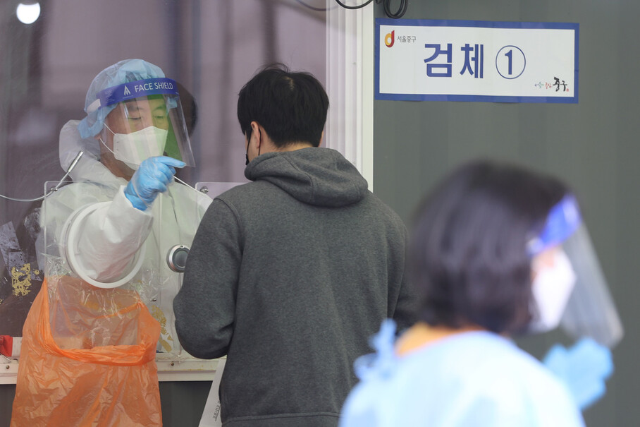 17일 오전 서울역광장에 마련된 임시선별검사소에서 의료진이 검체 채취를 하고 있다. 연합뉴스