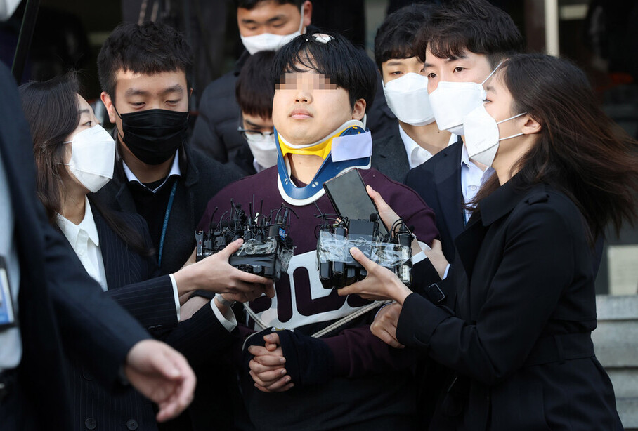 조주빈이 지난 3월25일 오전 서울 종로경찰서에서 검찰로 송치되고 있다. 공동취재단