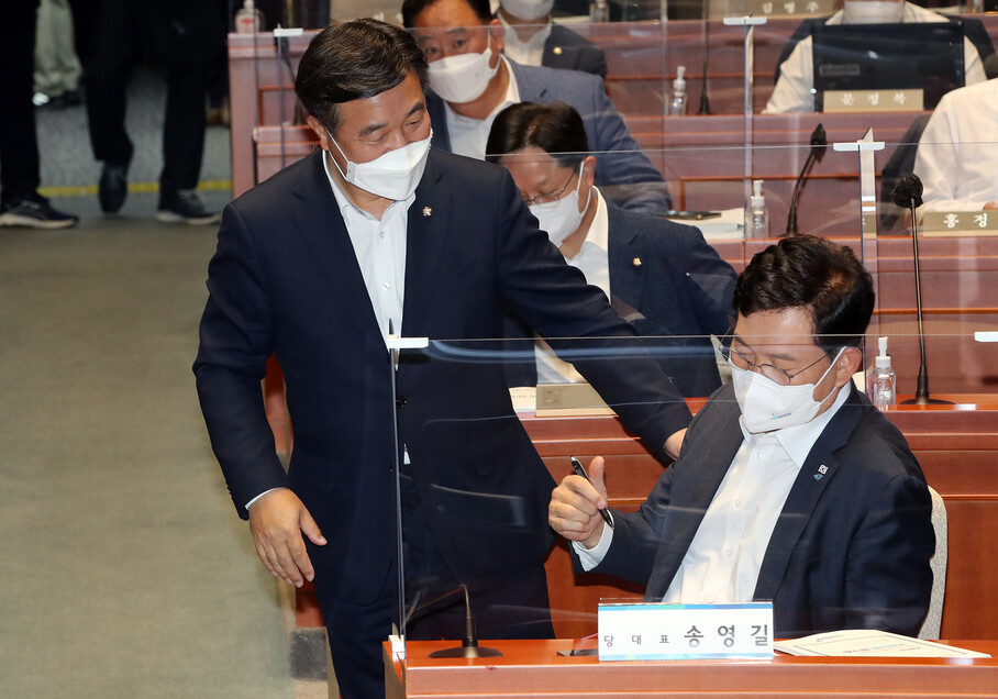 더불어민주당 송영길 대표와 윤호중 원내대표가 26일 국회에서 열린 더불어민주당 2021년 정기국회 대비 국회의원 워크숍에서 대화하고 있다. 연합뉴스