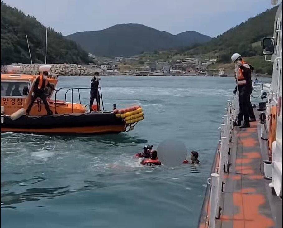 1일 오전 전남 여수시 돌산도 인근 바다에서 해경 구조대가 어민을 구조하고 있다.여수해경 제공