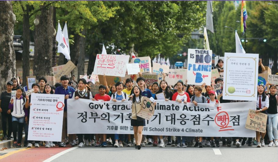 세 번째 ‘기후를 위한 결석시위’ 모습이야. 전국에서 모인 500명의 청소년들이 광화문 광장에서 거리행진을 했어. 우리들이 평가한 기후위기대응 성적표가 보이지?