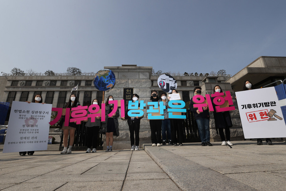 ‘청소년기후행동’의 청소년들이 지난달 13일 서울 종로구 헌법재판소 앞에서 기자회견을 하고 있다. 이들은 정부와 국회를 상대로 온실가스 배출량 감축에 책임을 다하라며 헌법소원을 제기했다. 이정아 기자 leej@hani.co.kr