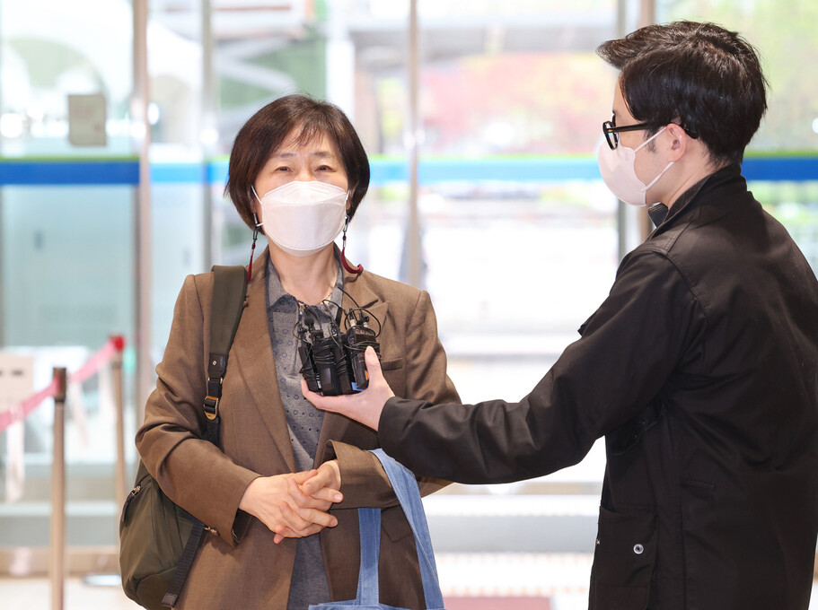 한화진 환경부 장관 후보자가 14일 오전 인사청문회 준비 사무실이 마련된 서울 여의도 이룸센터에 출근하며 취재진 질문에 답하고 있다. 연합뉴스