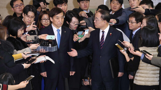 기자는 취재한 사실과 자신의 의견을 분리해서 독자에게 전달해야 한다. 홍남기 부총리 겸 기획재정부 장관(오른쪽)과 이주열 한국은행 총재의 2018년 12월 첫 회동을 취재하러 모인 기자들. 박종식 기자 anaki@hani.co.kr