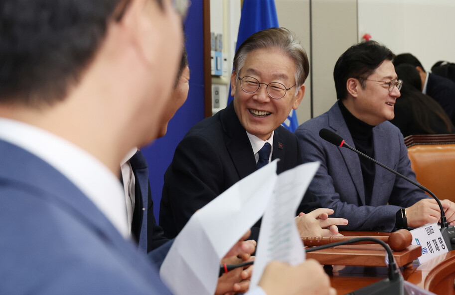 이재명 더불어민주당 대표가 23일 국회에서 열린 최고위원회의에서 정청래 최고위원 등과 대화하며 활짝 웃고 있다. 연합뉴스