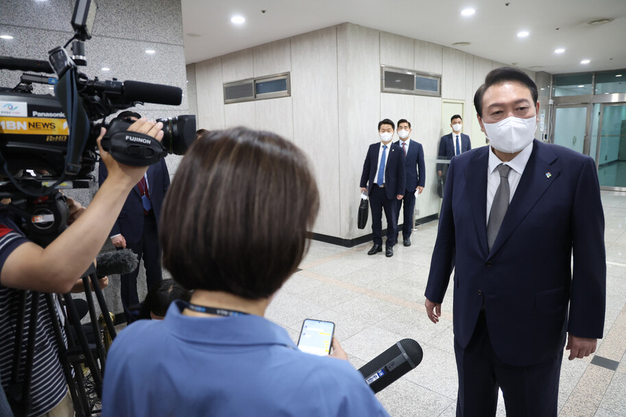 윤석열 대통령이 3일 오전 서울 용산 대통령실 청사로 출근하는 도중에 기자들의 질문에 답하고 있다. 윤 대통령은 이날 “경제위기를 비롯한 태풍의 권역에 우리 마당이 들어가 있다”고 말했다. 연합뉴스