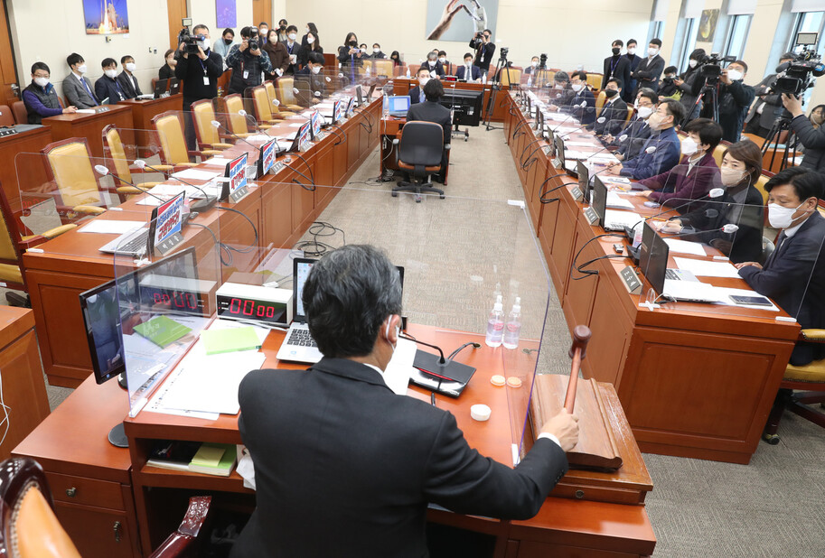 지난달 2일 국회 과학기술정보방송통신위원회 전체회의에서 정청래 위원장이 국민의힘 의원들이 모두 퇴장한 가운데 공영방송 관련 법 개정안을 통과시키고 있다. 강창광 선임기자 chang@hani.co.kr