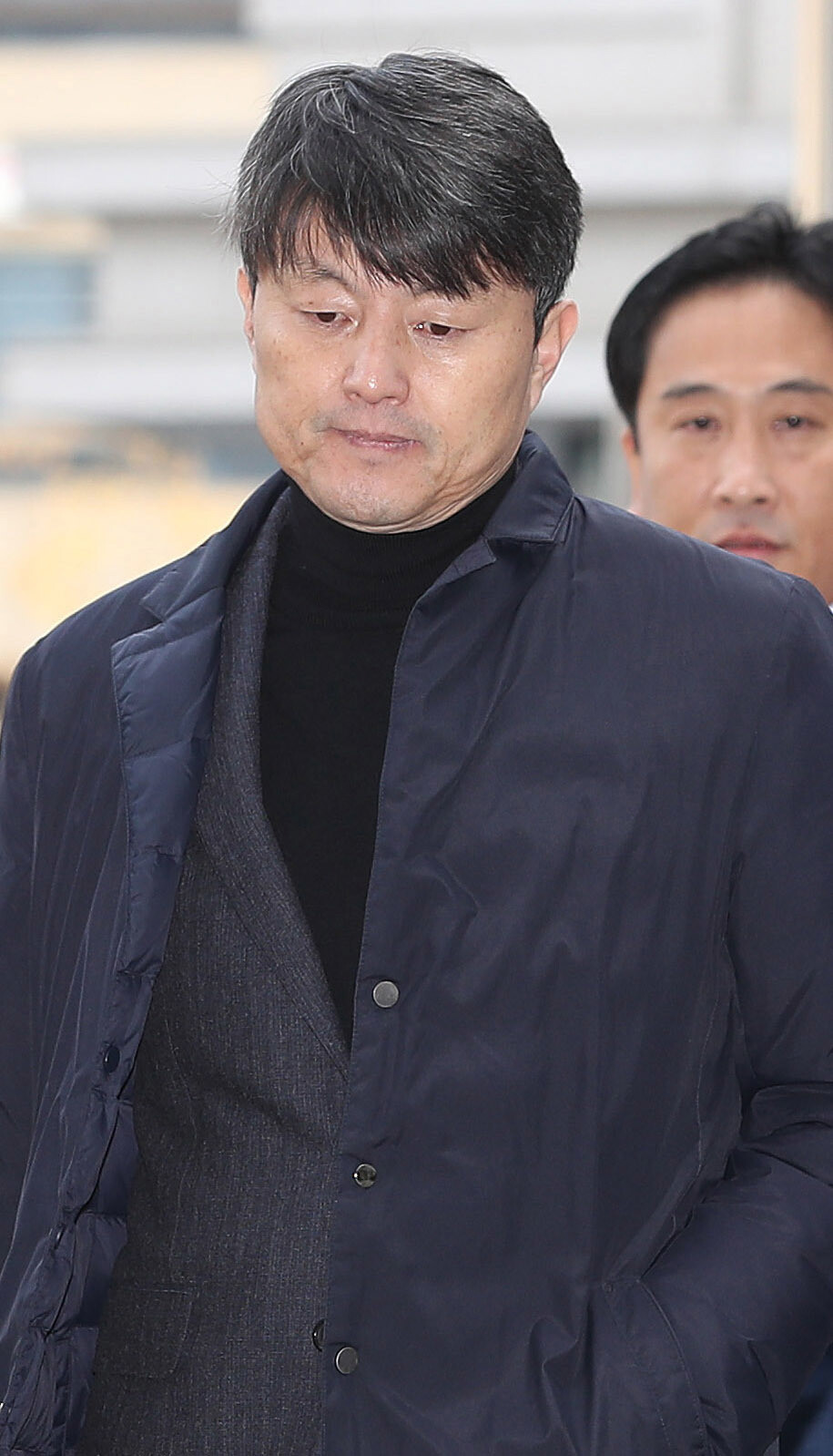 금융위원회 재직 시절 업체들로부터 뇌물 등을 받고 편의를 봐줬다는 혐의를 받는 유재수(55) 전 부산시 경제부시장이 27일 오전 구속 전 피의자 심문(영장실질심사)을 받기 위해 법원에 출석하고 있다. 신소영 기자 viator@hani.co.kr