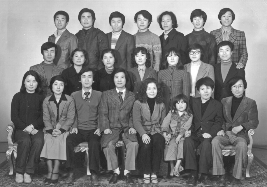 한울모임 회원들이 1977년 또는 1978년경 촬영한 것으로 추정되는 사진. 예배를 보고 사진관에 가서 함께 찍었다고 한다. 앞줄 왼쪽서 4번째가 한울모임에서 신앙공부와 철학공부를 지도한 홍응표이고 7번째가 박재순이며 두번째 줄 왼쪽서 첫번째가 2021년 세상을 떠난 이규호다. 사진 박재순 제공