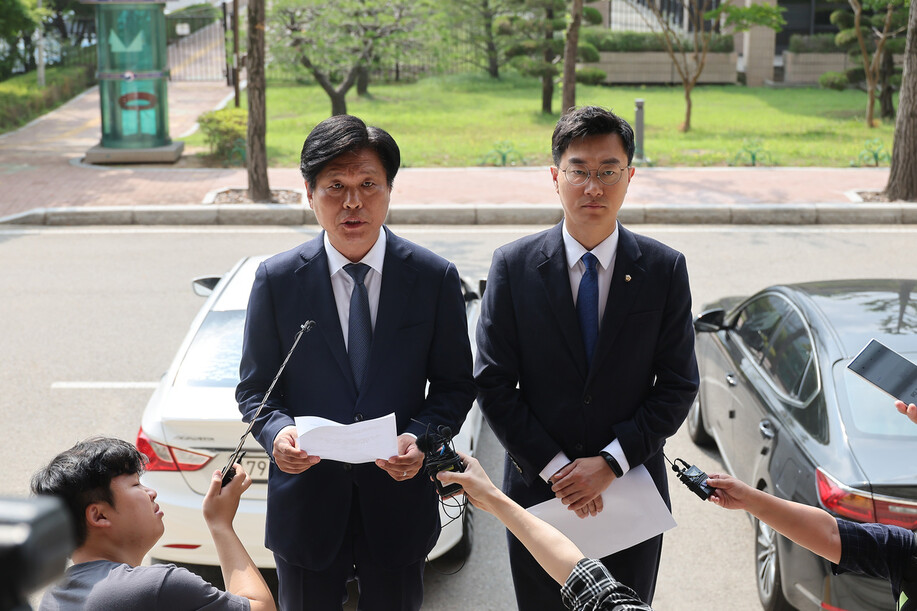 더불어민주당 소속 조승래 의원(왼쪽)과 장경태 최고위원이 14일 경기 정부과천청사 방송통신위원회 건물 들머리에서 김효재 위원장 직무대행의 월권·위법 등에 대한 입장문을 발표하고 있다. 김혜윤 기자 unique@hani.co.kr