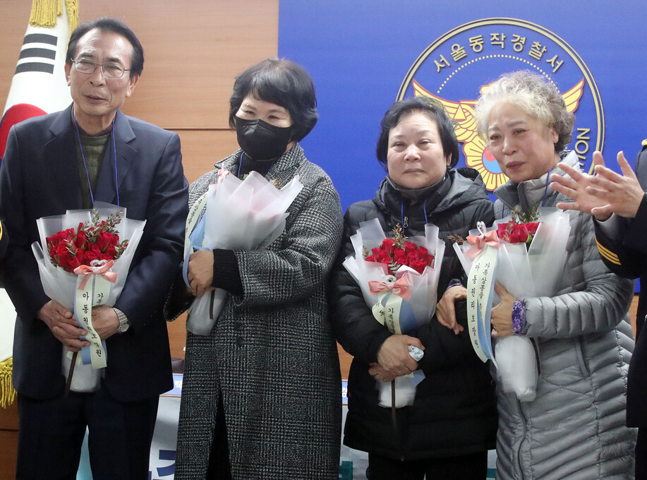 31일 오후 서울 동작경찰서에서 58년 전 두 여동생과 헤어진 언니 장희재씨(오른쪽)와 오빠 장택훈씨(왼쪽)가 동생 장희란(65·오른쪽 둘째)씨와, 장경인(63)씨와 기념사진을 찍고 있다. 김경호 선임기자 jijae@hani.co.kr