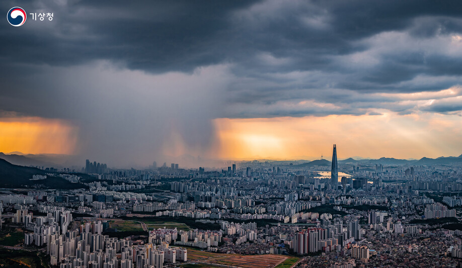 제39회 기상기후 사진·영상 공모전에서 대상을 수상한 김주형씨의 작품. 무더위가 기승을 부리던 지난해 8월 오후, 갑자기 먹구름이 몰려와 서울 도심에 사정없이 비를 쏟아부었다. 기상청 제공