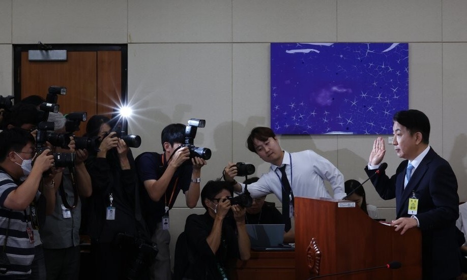 지난 18일 열린 인사청문회에서 이동관 방송통신위원장 후보자가 선서를 하고 있다. 연합뉴스