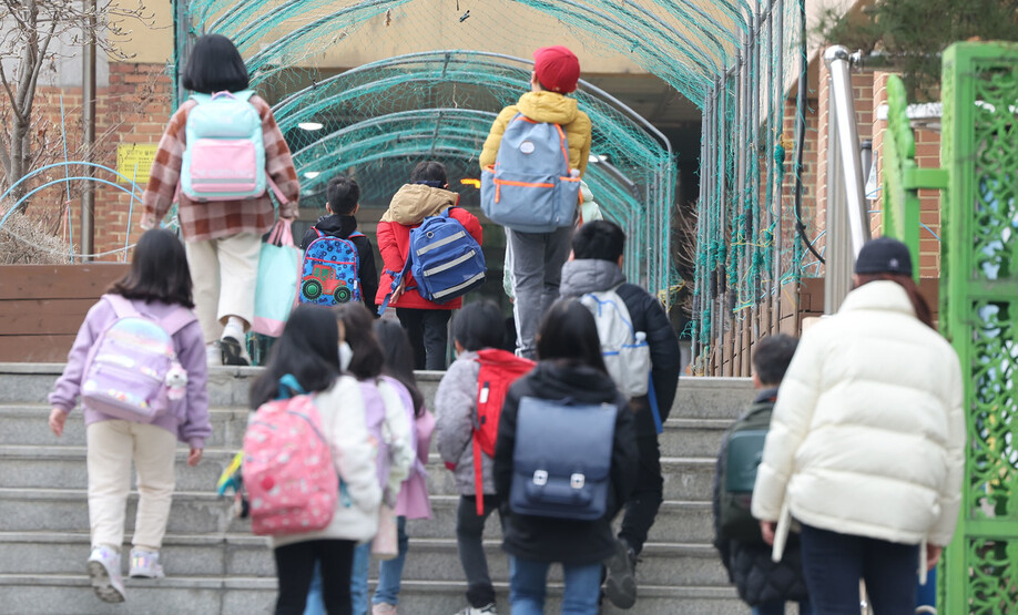 11일 오전 서울의 한 초등학교에서 학생들이 등교하고 있다. 연합뉴스