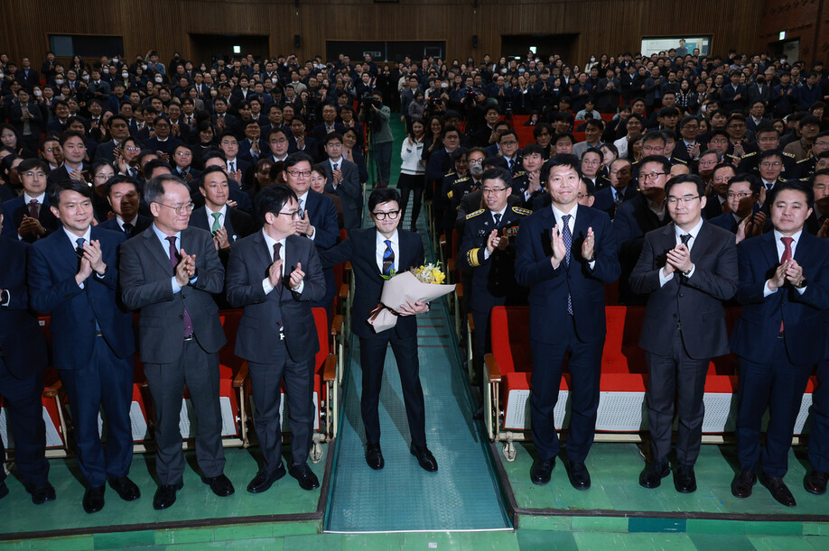 한동훈 법무부 장관이 지난 21일 오후 경기 과천 법무부 청사에서 열린 이임식에서 직원들과 기념사진을 찍고 있다. 연합뉴스