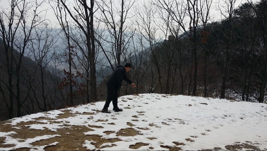 인제천리길 등 시민단체 활동가들이 반달곰 발자국을 조사하고 있다. 김호진, 인제천리길 제공.