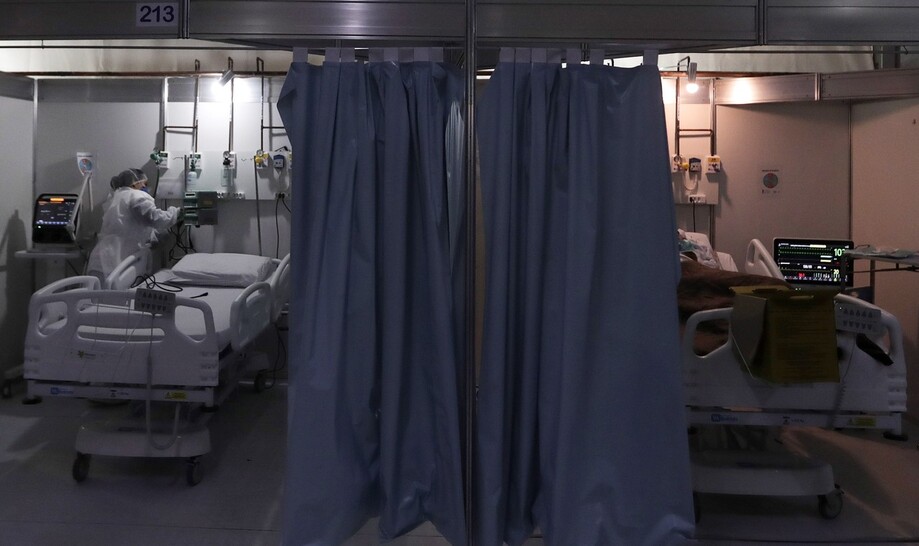 브라질 리오데자네이루의 한 병원에서 21일(현지시각) 한 간호사가 코로나19 입원 환자를 위해 의료 장비를 살피고 있다. 리오데자네이루/EPA 연합뉴스