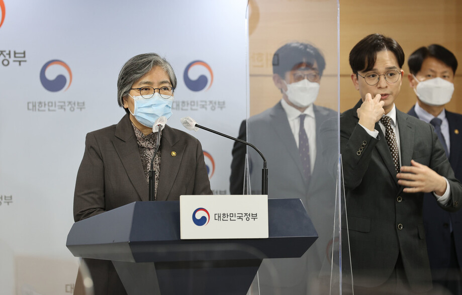 24일 서울 종로구 정부서울청사에서 열린 코로나19 백신 도입 관련 부처 합동 긴급 브리핑에서 정은경 질병관리청 청장이 발언하고 있다. 연합뉴스