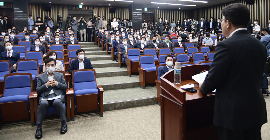 국민의힘 권성동 원내대표가 지난달 30일 서울 여의도 국회에서 열린 의원총회에서 발언하고 있다. 공동취재사진