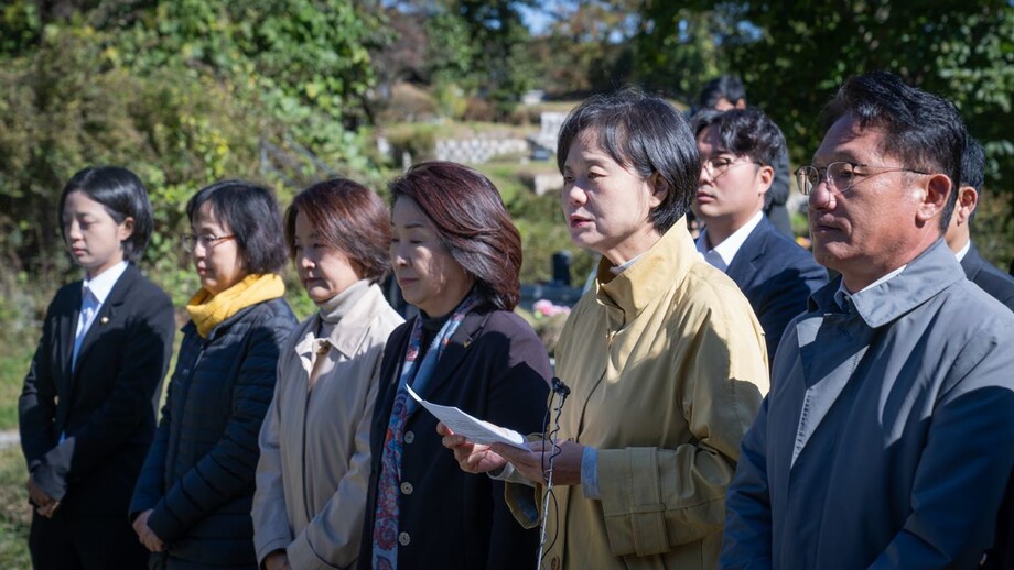 21일 경기도 남양주시 마석 모란공원 내 고(故) 노회찬 전 대표 묘역에서 열린 정의당 창당 11주년 기념식에서 이정미 대표가 기념사를 하고 있다. 연합뉴스