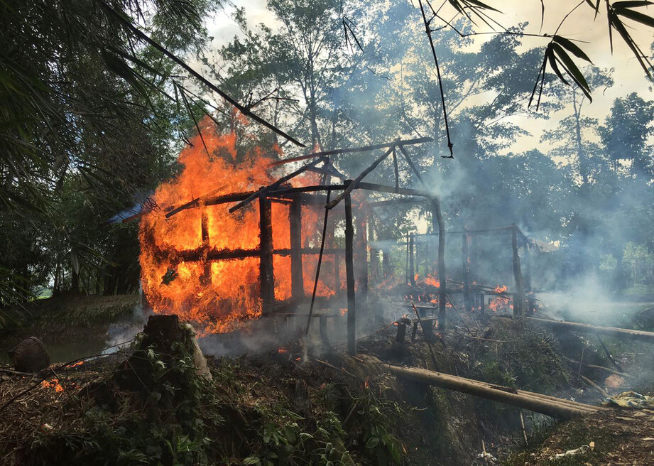 로 힝야 족이 거주했던 도시이다 미얀마 라카 인주 북부 고도 성장 도시로 2017 년 9 월 방화로 추정되는 화재가 발생, 민가가 불타고있다.  라카 / AP 연합 뉴스