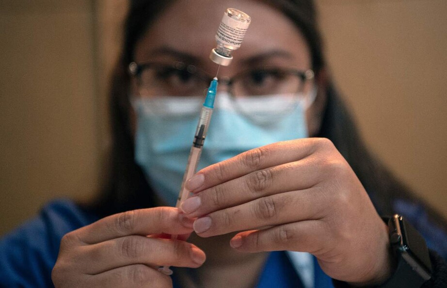 23일 칠레 산티아고의 한 백신 센터에서 의료진이 코로나19 백신을 주사기에 담고 있다. 산티아고/AFP 연합뉴스