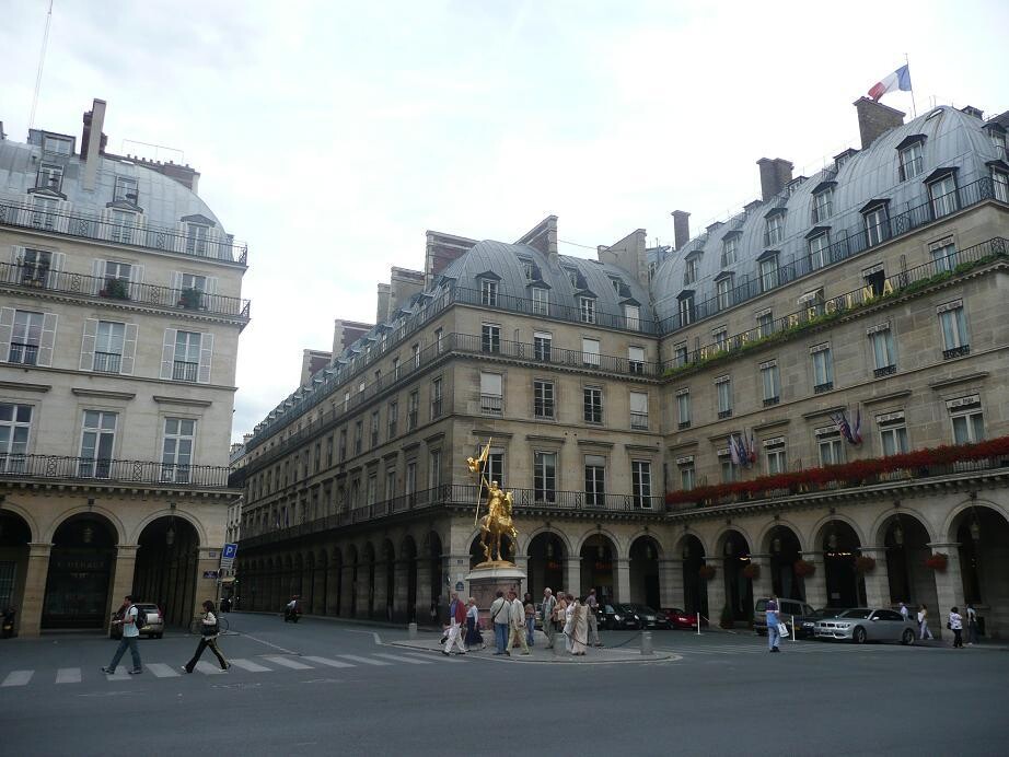 프랑스 파리의 피라미드 광장은 19세기 초 리볼리 광장이었으나 1932년 지금의 이름으로 바뀌었다. 리볼리는 나폴레옹이 오스트리아와 싸워 이긴 전쟁터이며, 피라미드 역시 나폴레옹의 이집트 원정 승리를 기념한 이름이다. 광장 중앙에 서 있는 황금색의 잔 다르크 동상 오른쪽에 유서 깊은 레지나 호텔이 있다. 위키피디아