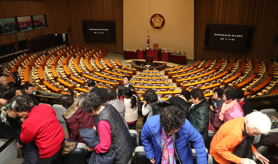 국회 견학을 온 한 국회의원의 지역구 주민들이 13일 오후 3시 개의 예정이던 임시국회 본회의가 열리지 않자 자리에서 일어나 나가고 있다. 강창광 선임기자 chang@hani.co.kr