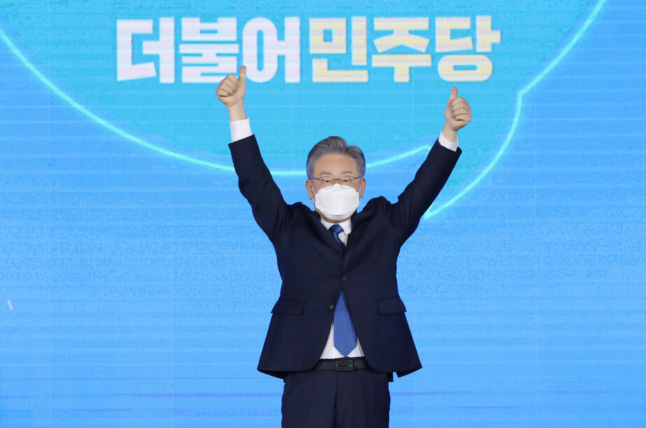 10일 오후 서울 송파구 올림픽공원 SK올림픽핸드볼경기장에서 열린 제20대 대통령선거 후보자 선출을 위한 서울 합동연설회에서 대선 후보로 확정된 이재명 경기도지사가 엄지손가락을 들어 보이고 있다. 공동취재사진