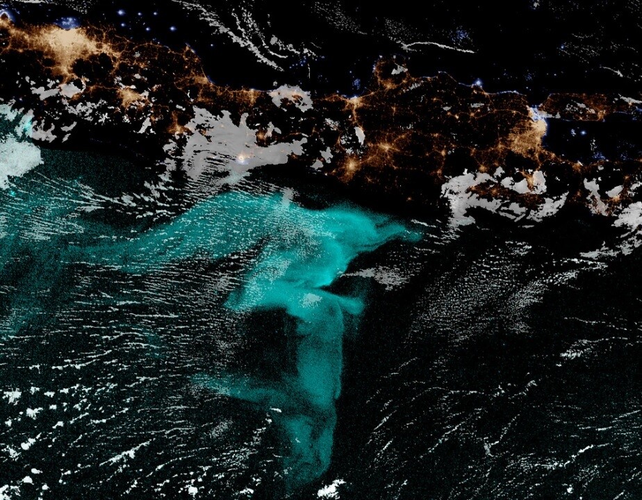 2019년 8월 2일 미국 환경위성이 촬영한 남한 면적의 ‘우유 바다’. 위쪽 갈색이 인도네시아 자바 섬의 모습이다. 미 해양대기청(NOAA) 제공.