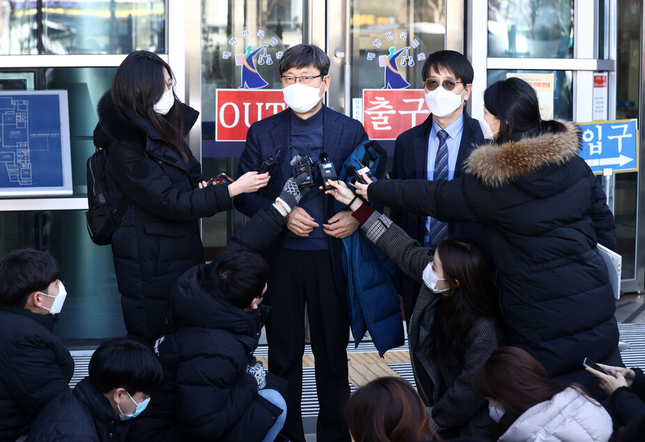 서울 세화고 김재윤 교장(왼쪽)·배재고 고진영 교장이 18일 오후 서초구 서울행정법원에서 열린 자사고 지정 취소처분 취소 청구 소송에서 승소 판결을 받은 뒤 취재진 질문에 답하고 있다. 연합뉴스