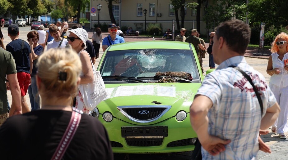 19일(현지시각) 오전 우크라이나 키이우 성 미하일 황금돔 수도원 앞 광장에 러시아군이 파괴한 자동차가 전시돼 있다. 키이우/김혜윤 기자