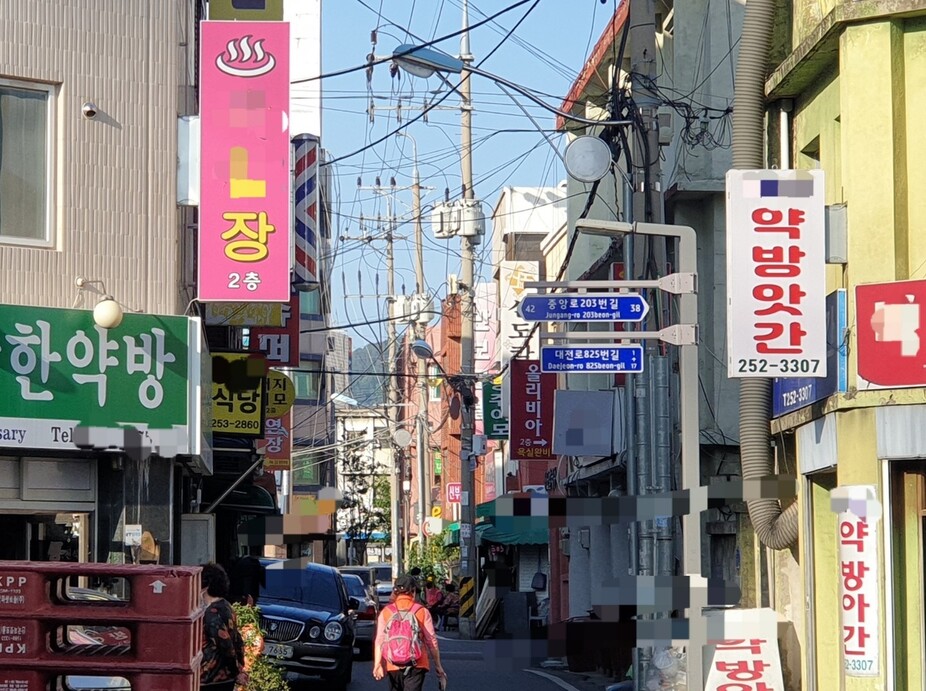 12일 오후 대전 동구 중앙동 대전역 앞 한 골목의 모습. 골목 안으로 숙박업소 형태의 성매매 업소와 성매매 호객 행위를 위해 앉아 있는 여성들이 보인다. 최예린 기자