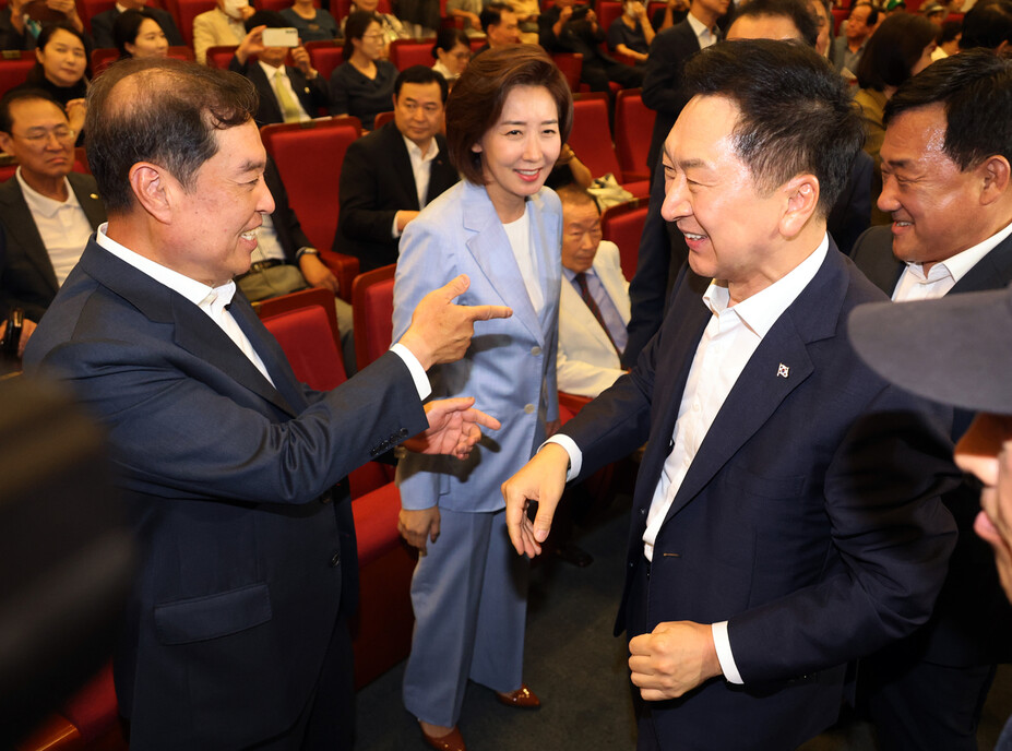 24일 국회에서 열린 ‘인구와 기후, 내일’ 창립포럼에서 나경원 이사장이 국민의힘 김기현 대표, 김병준 전경련 상근고문 등과 인사하고 있다. 연합뉴스